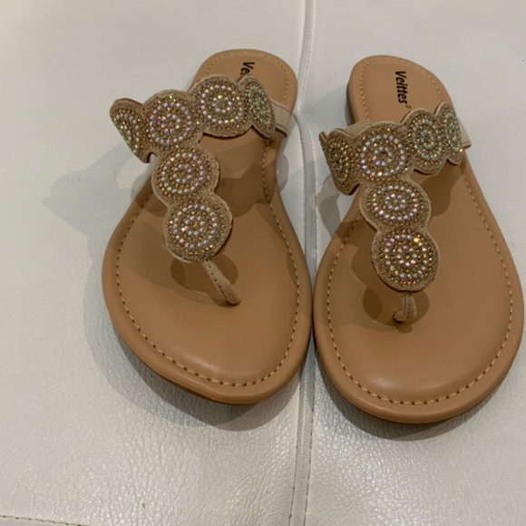 Women’s flat of Veittes sandals,‎ featuring a decorative embellishment of stone. - Picture 3 of 7